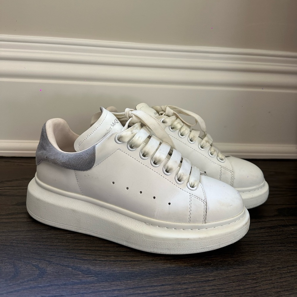 Alexander McQueen Oversized Lace-Up Sneakers in White/shirting Blue/purple EU 37